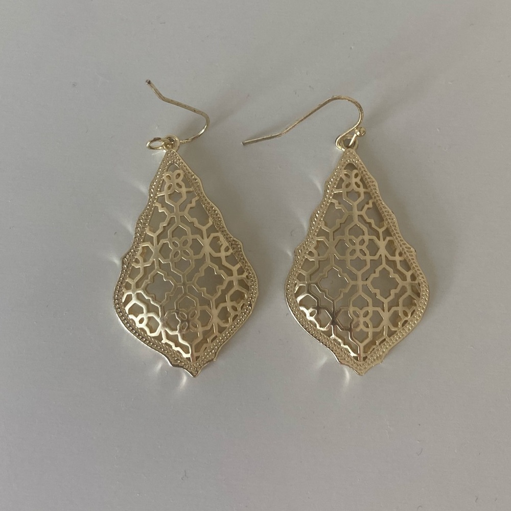 LIKE NEW KENDRA SCOTT GOLD EARRINGS